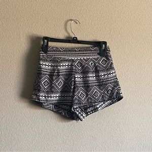 (Like New) Women’s Patterned shorts